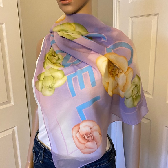 Immaculate CHANEL Silk Scarf - Picture 8 of 9